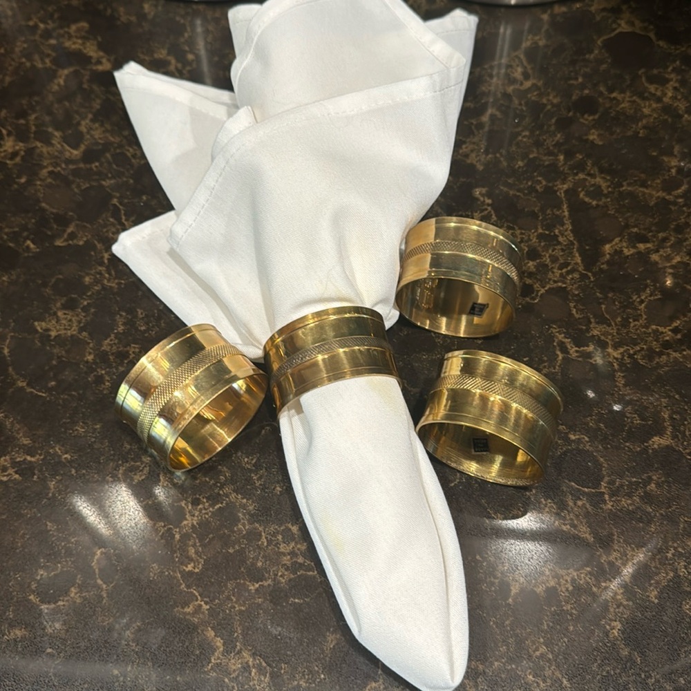 India Brass Vintage 4 Napkin Rings with 1 white linen napkin.Rings made in India